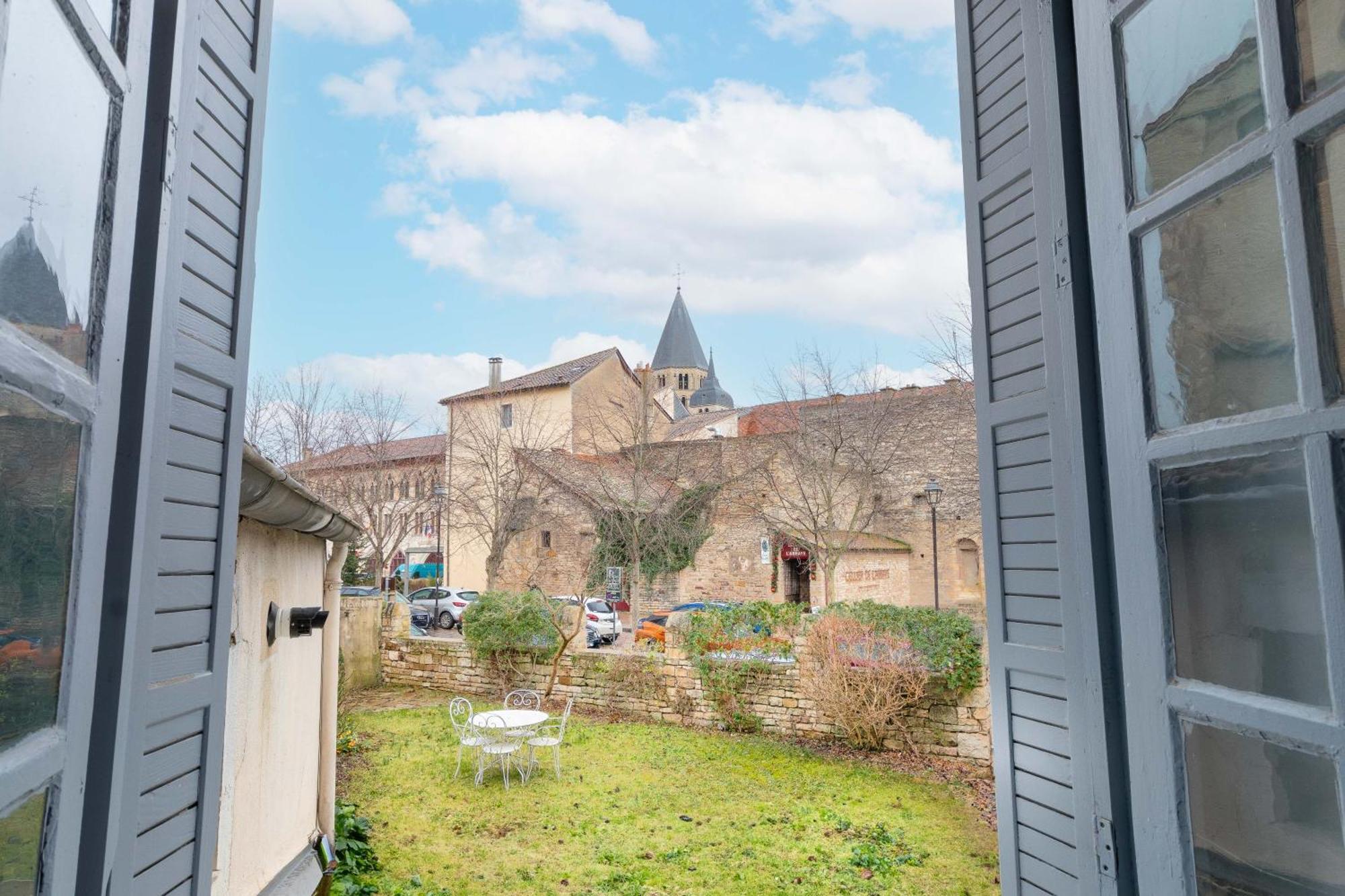 & La Place De L'abbaye - Centre-ville, Jardin Apartment Cluny